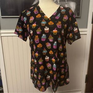 Elite Med Performance Cute Halloween Cupcakes Women’s Black Scrub Top Size Large
